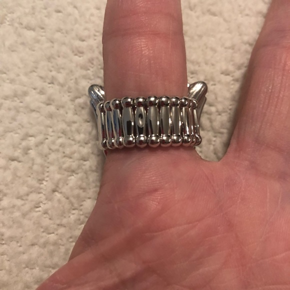 Paparazzi Fluorescent flutter green ring - Picture 2 of 2